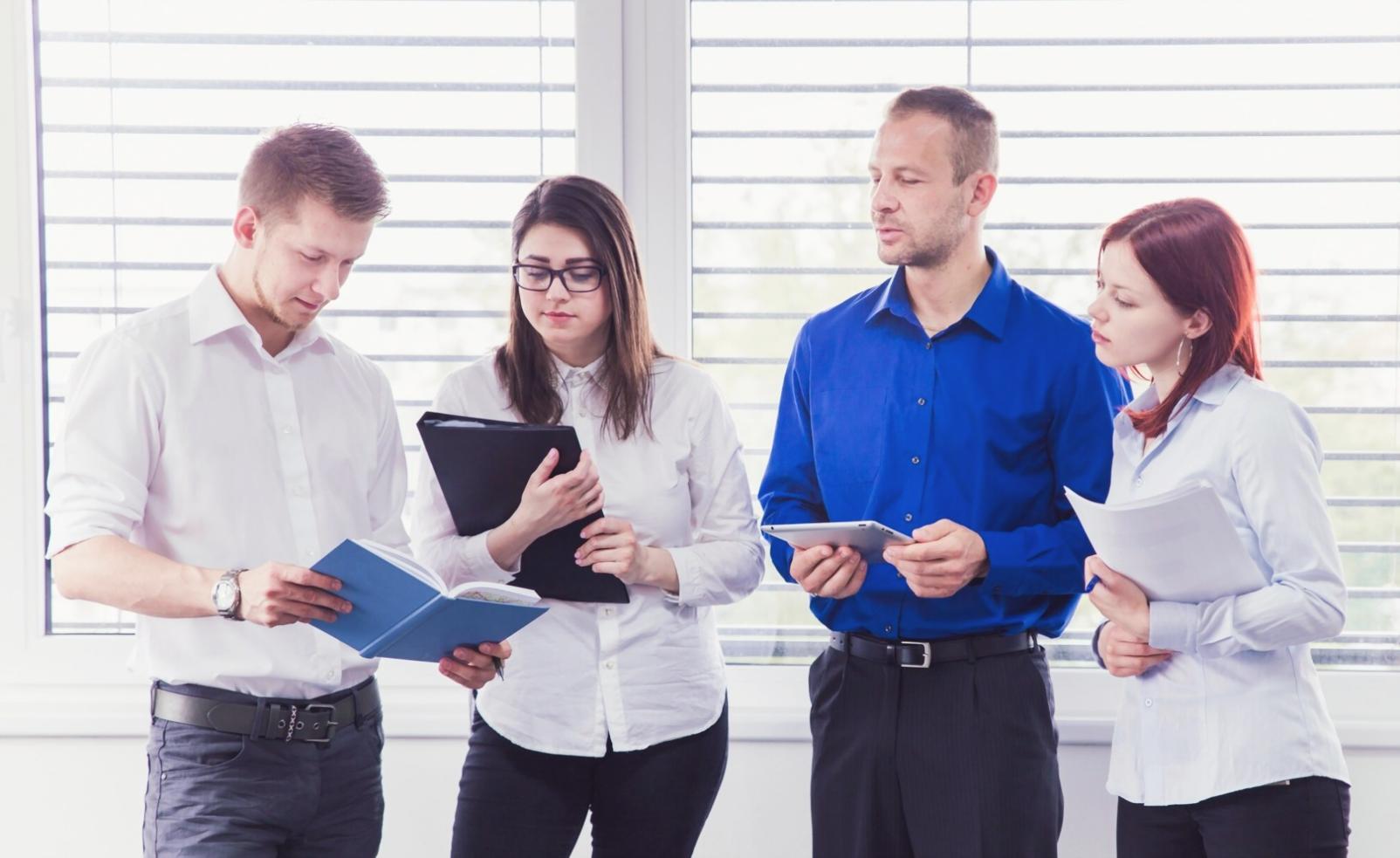 Équipe collaborative travaillant sur l'optimisation SEO e-commerce